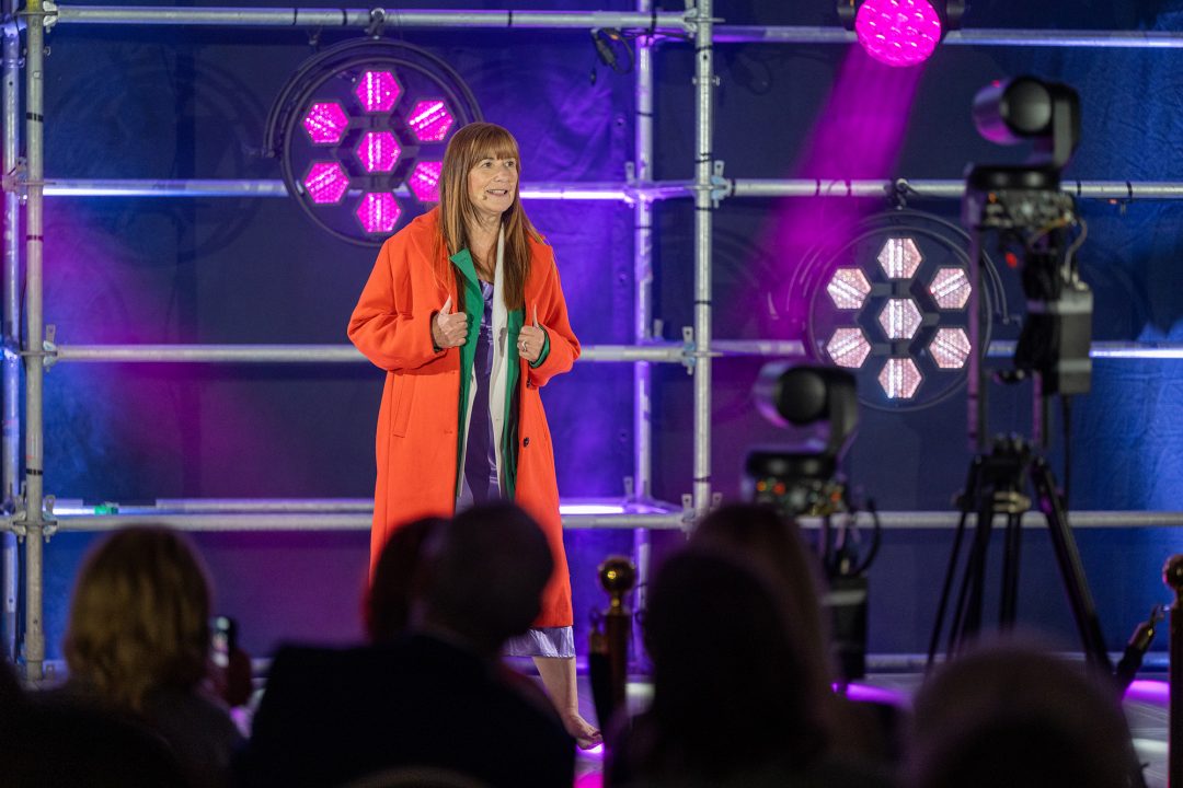 Gaby-Muehleisen-Speakering-und-Coach-fuer-Babyboomer-bei-einem-Buehnenauftritt-beim-Speakerslam-von-Hermann-Scherer.jpg