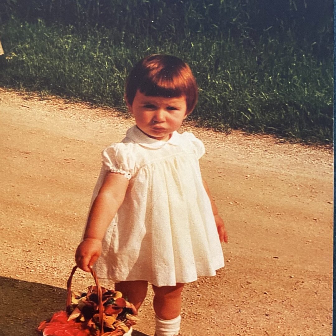 Gaby Mühleisen als Kind mit einem Korb in der Hand